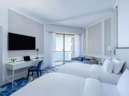 Family Suite - Two - Bedroom with Balcony, Partial Seaview, 1 King Bed, 2 Single Beds del hotel Sofitel Dubai Jumeirah Beach. Foto 2