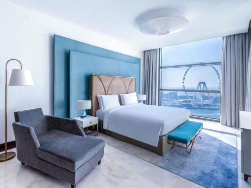 Suite Opera con balcón, vistas al mar y acceso al club - 1 cama extragrande del hotel Sofitel Dubai Jumeirah Beach. Foto 7
