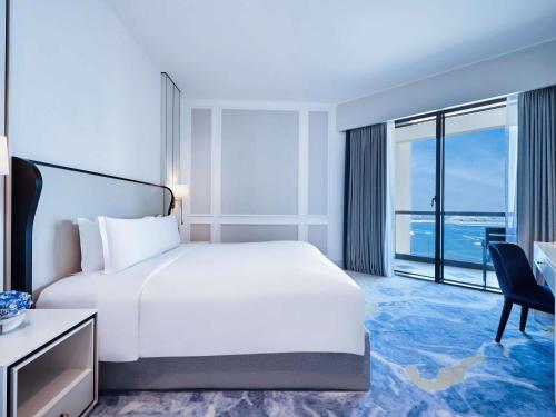 Habitación de lujo con vistas al mar - Cama extragrande - Acceso a la piscina del hotel Sofitel Dubai Jumeirah Beach