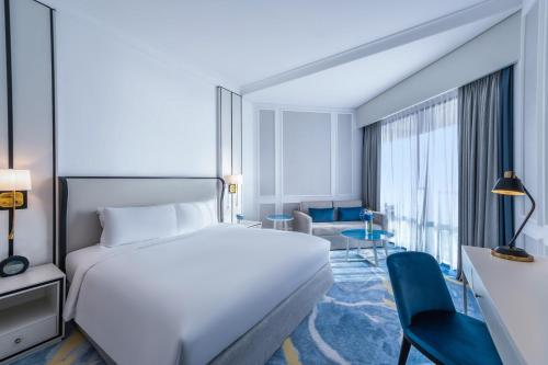 Superior Room Staycation with breakfast & dinner at AOC restaurant (chef's choice of buffet or set menu) del hotel Sofitel Dubai Jumeirah Beach. Foto 3