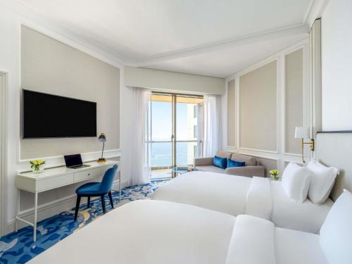 Superior Room Staycation - 50% off F&B, 24 - hr check - in & check - out, kids below 12 stay & eat free del hotel Sofitel Dubai Jumeirah Beach. Foto 2