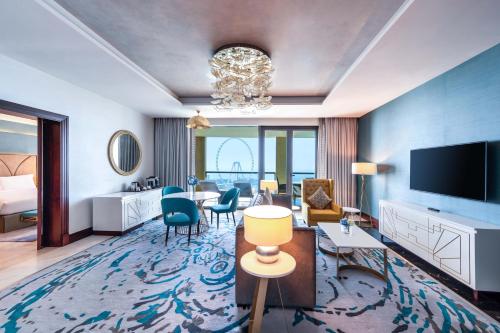 Suite Opera con balcón, vistas al mar y acceso al club - 1 cama extragrande del hotel Sofitel Dubai Jumeirah Beach. Foto 18