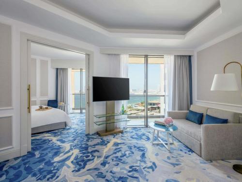 Junior Suite staycation offer with club access, 50% off F&B, 24 - hour flexible check - in and check - out & kids below 12 years stay & eat free del hotel Sofitel Dubai Jumeirah Beach
