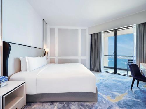 Suite Junior con cama extragrande, vistas parciales al mar y acceso al club del hotel Sofitel Dubai Jumeirah Beach. Foto 3