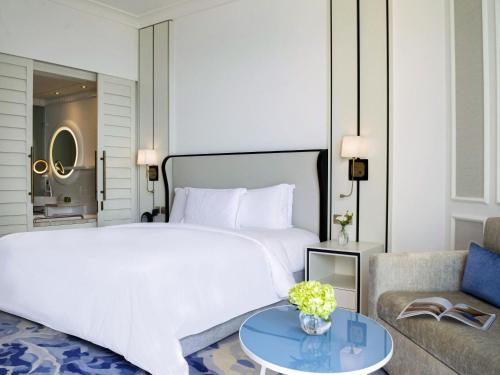 Habitación Superior con vistas parciales al mar - Cama extragrande - Acceso a la piscina del hotel Sofitel Dubai Jumeirah Beach. Foto 2