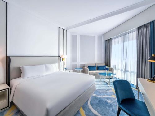 Habitación Superior con vistas parciales al mar - Cama extragrande - Acceso a la piscina del hotel Sofitel Dubai Jumeirah Beach. Foto 3