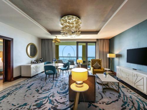 Suite Opera con balcón, vistas al mar y acceso al club - 1 cama extragrande del hotel Sofitel Dubai Jumeirah Beach. Foto 1