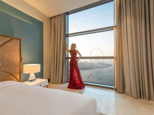 Suite Opera con balcón, vistas al mar y acceso al club - 1 cama extragrande del hotel Sofitel Dubai Jumeirah Beach. Foto 2
