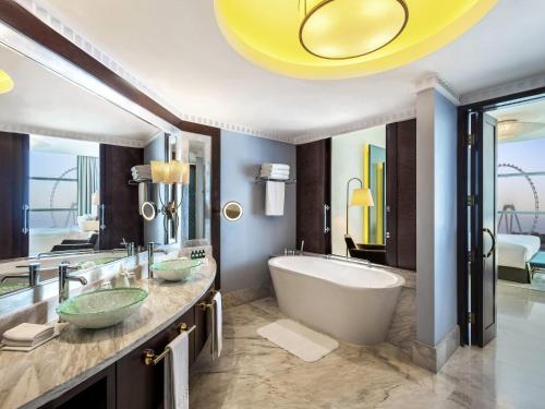 Suite Opera con balcón, vistas al mar y acceso al club - 1 cama extragrande del hotel Sofitel Dubai Jumeirah Beach. Foto 5