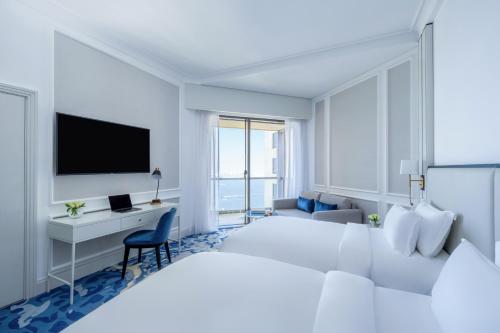 Habitación Doble Superior con vistas parciales al mar y acceso a la piscina - 2 camas del hotel Sofitel Dubai Jumeirah Beach. Foto 2