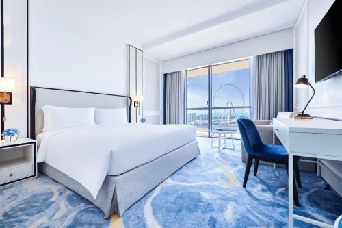 Habitación de lujo con vistas al mar - Cama extragrande - Acceso a la piscina del hotel Sofitel Dubai Jumeirah Beach. Foto 4