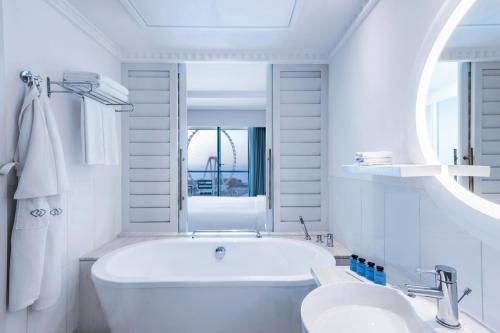 Habitación de lujo con vistas al mar - Cama extragrande - Acceso a la piscina del hotel Sofitel Dubai Jumeirah Beach. Foto 5