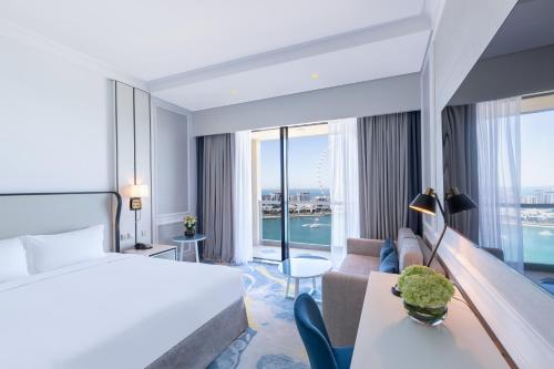 Habitación de lujo con vistas al mar - Cama extragrande - Acceso a la piscina del hotel Sofitel Dubai Jumeirah Beach. Foto 7