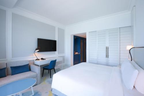 Habitación de lujo con vistas al mar - Cama extragrande - Acceso a la piscina del hotel Sofitel Dubai Jumeirah Beach. Foto 8