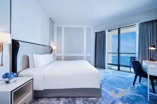 Suite Junior con cama extragrande, vistas parciales al mar y acceso al club del hotel Sofitel Dubai Jumeirah Beach. Foto 5