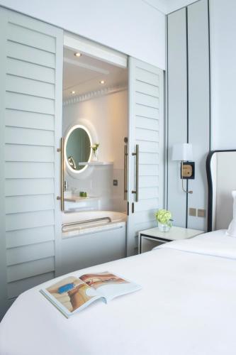 Superior Room Staycation with breakfast & dinner at AOC restaurant (chef's choice of buffet or set menu) del hotel Sofitel Dubai Jumeirah Beach. Foto 4
