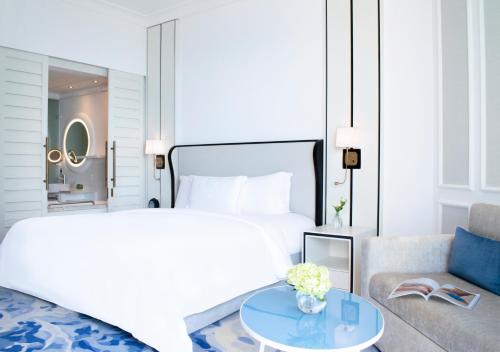 Superior Room Staycation with breakfast & dinner at AOC restaurant (chef's choice of buffet or set menu) del hotel Sofitel Dubai Jumeirah Beach. Foto 5
