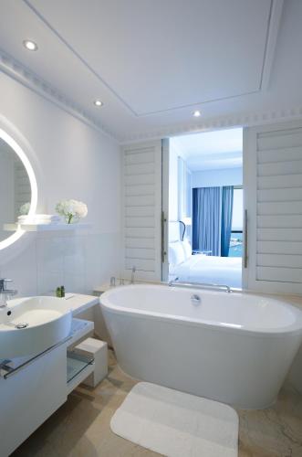 Habitación de lujo con vistas al mar - Cama extragrande - Acceso a la piscina del hotel Sofitel Dubai Jumeirah Beach. Foto 9