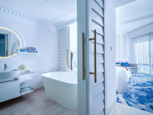 Habitación Superior con vistas parciales al mar - Cama extragrande - Acceso a la piscina del hotel Sofitel Dubai Jumeirah Beach. Foto 8