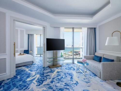 Suite Junior con cama extragrande, vistas parciales al mar y acceso al club del hotel Sofitel Dubai Jumeirah Beach. Foto 4