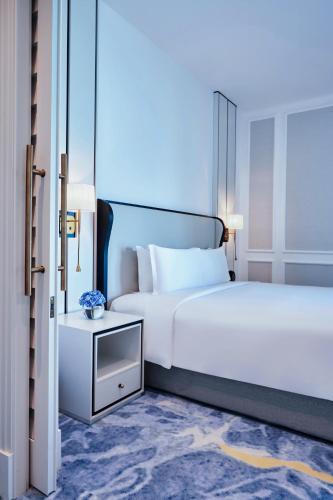 Junior Suite staycation with breakfast & dinner at AOC restaurant (chef's choice of buffet or set menu) del hotel Sofitel Dubai Jumeirah Beach. Foto 1