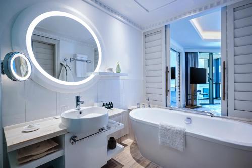Junior Suite staycation with breakfast & dinner at AOC restaurant (chef's choice of buffet or set menu) del hotel Sofitel Dubai Jumeirah Beach. Foto 2