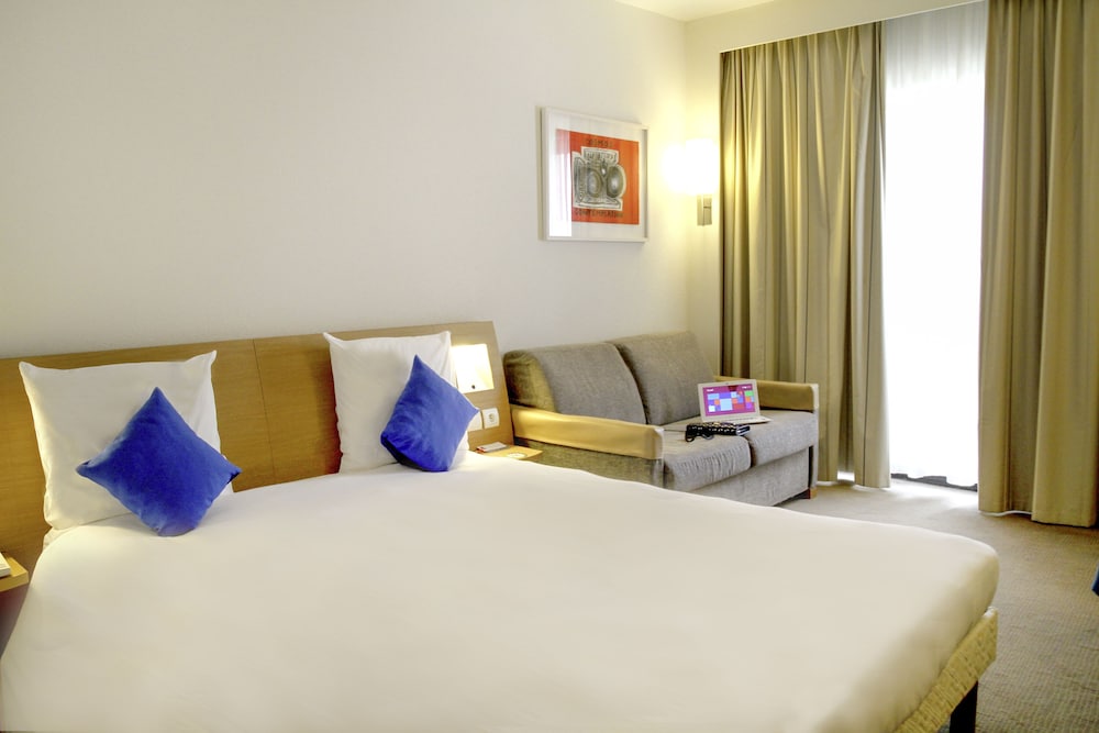Habitacion Superior con 1 cama doble y Sofa del hotel Novotel Constantine. Foto 1