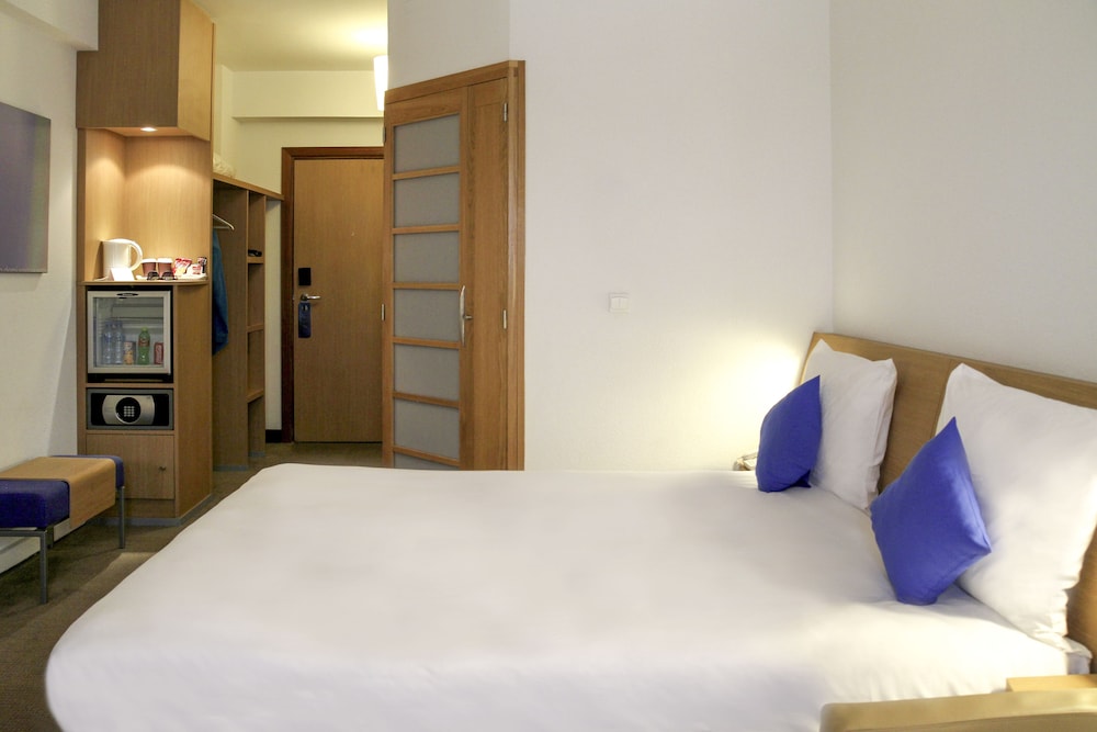 Habitacion Superior con 1 cama doble y Sofa del hotel Novotel Constantine. Foto 2