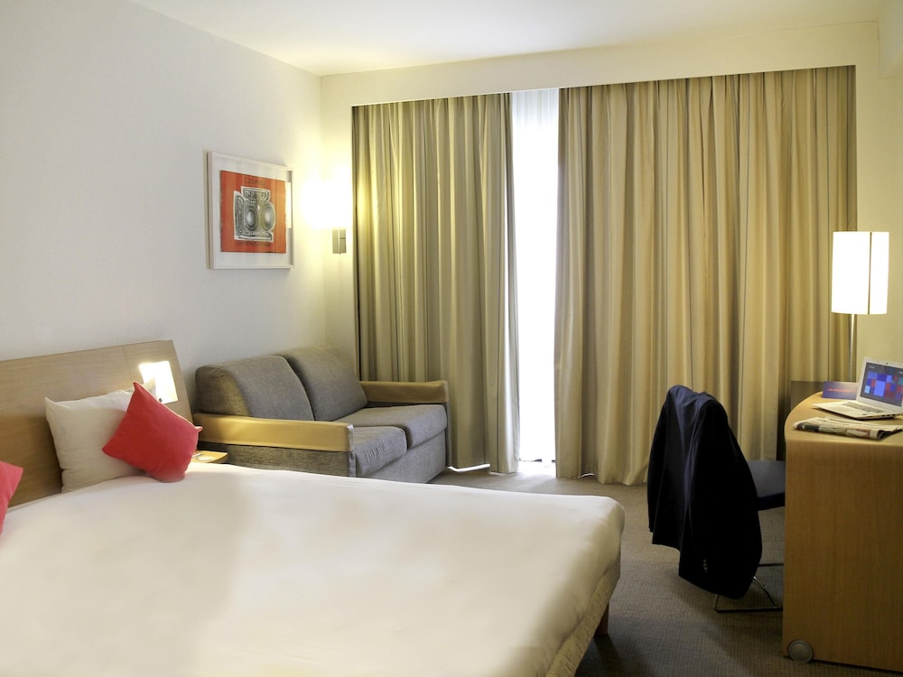 Habitacion Superior con 1 cama doble y Sofa del hotel Novotel Constantine. Foto 5