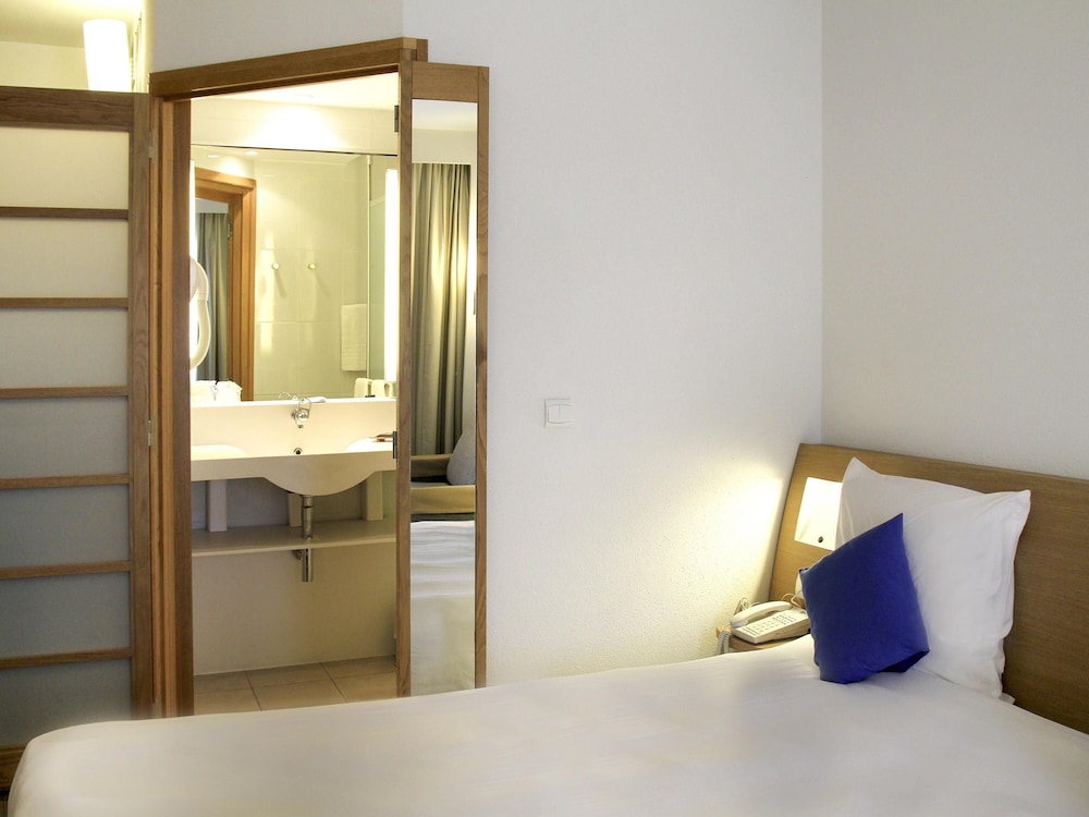 Habitacion Superior con 1 cama doble y Sofa del hotel Novotel Constantine. Foto 6