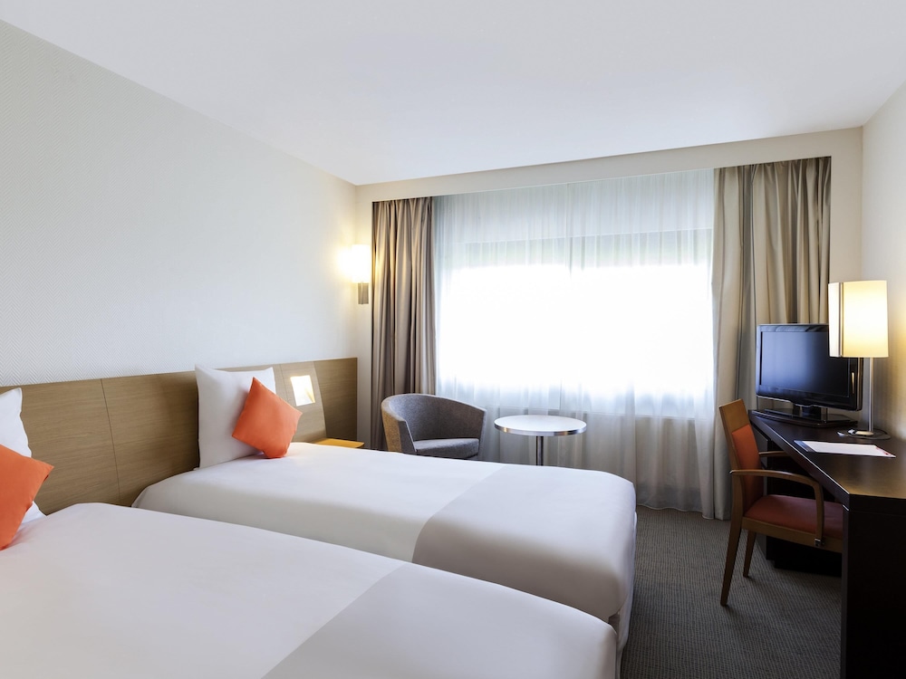 Habitación de categoría superior con 2 camas individuales y sofá del hotel Novotel Constantine