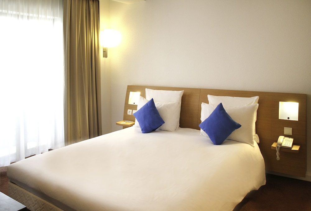 HABITACIÓN EXECUTIVE: 1 cama doble, 1 sofá y vistas al lago del hotel Novotel Constantine. Foto 1