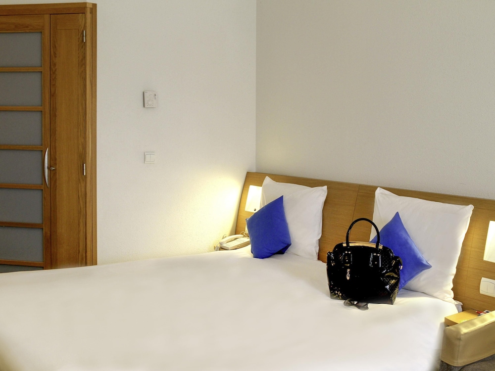 HABITACIÓN EXECUTIVE: 1 cama doble, 1 sofá y vistas al lago del hotel Novotel Constantine. Foto 3
