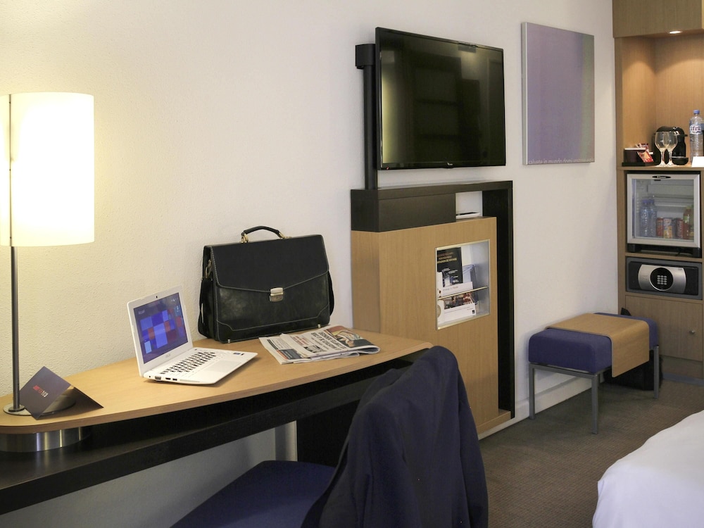 HABITACIÓN EXECUTIVE: 1 cama doble, 1 sofá y vistas al lago del hotel Novotel Constantine. Foto 5
