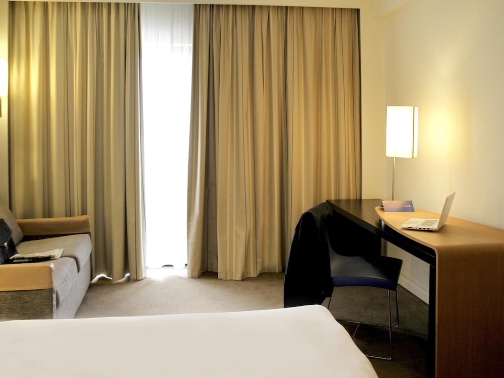 HABITACIÓN EXECUTIVE: 1 cama doble, 1 sofá y vistas al lago del hotel Novotel Constantine. Foto 6