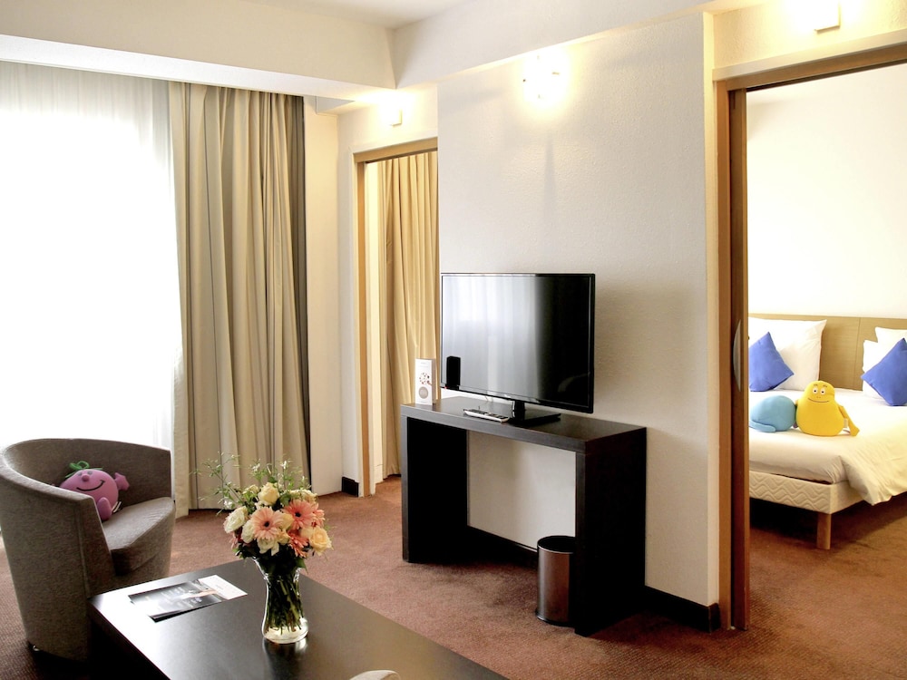 Suite Junior con 1 cama doble y 1 sofá ejecutivo del hotel Novotel Constantine. Foto 2