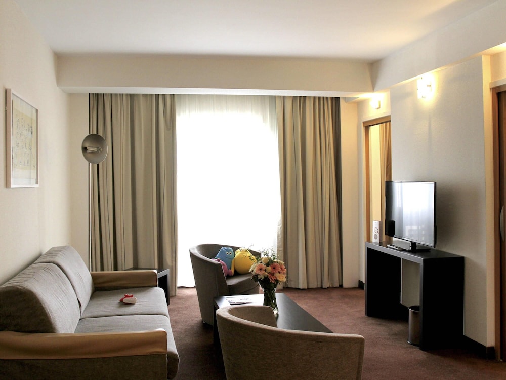 Suite Junior con 1 cama doble y 1 sofá ejecutivo del hotel Novotel Constantine. Foto 3