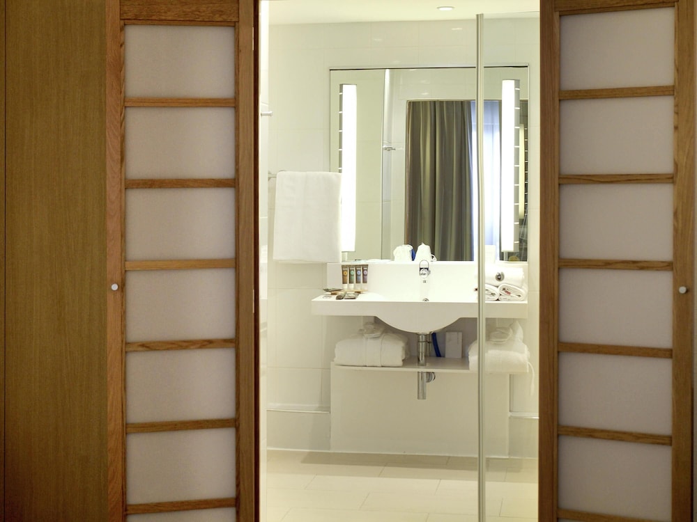 Suite Junior con 1 cama doble y 1 sofá ejecutivo del hotel Novotel Constantine. Foto 4