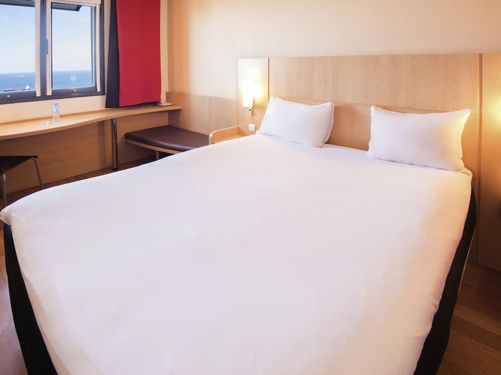 Habitacion Standard con 1 cama doble, frente al Mar del hotel Ibis Oran Les Falaises. Foto 4