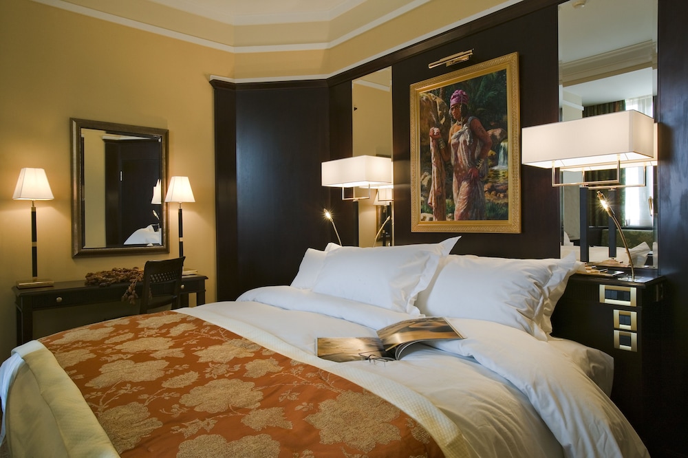 Habitación Classic con cama de matrimonio y vistas al patio del hotel Royal Hotel Oran-MGallery. Foto 1
