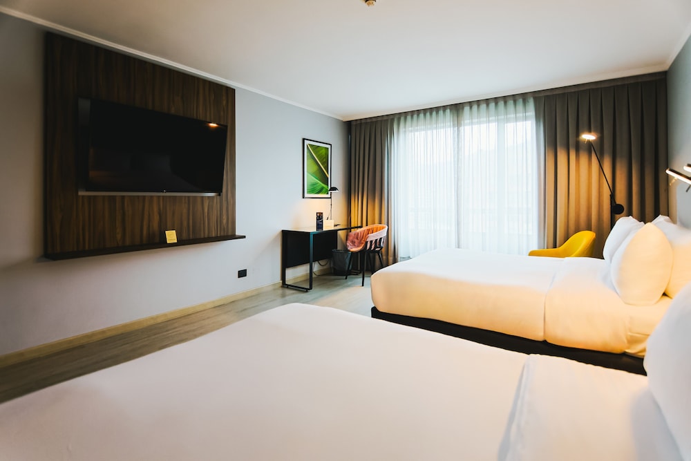 Habitación estándar, 2 camas de matrimonio del hotel Novotel Santiago Las Condes. Foto 3