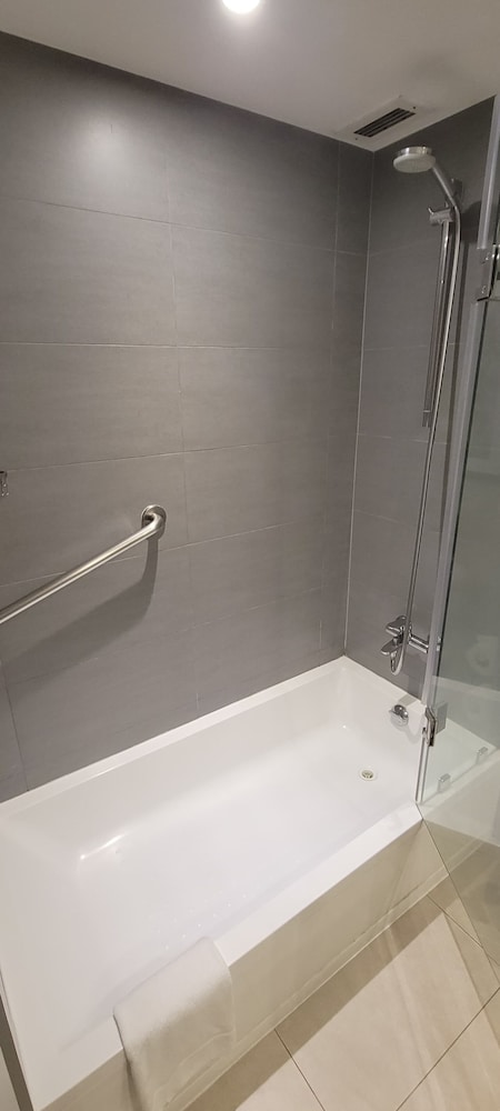 Habitación estándar, 1 cama de matrimonio grande del hotel Novotel Santiago Las Condes. Foto 8
