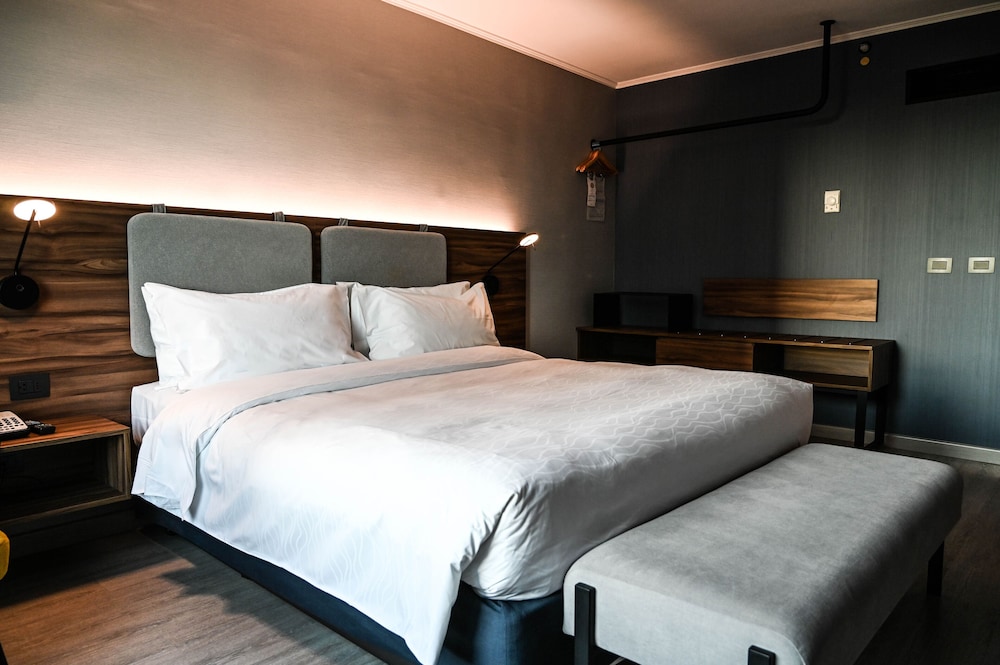 Habitación superior, 1 cama de matrimonio grande, planta ejecutiva del hotel Novotel Santiago Las Condes. Foto 3