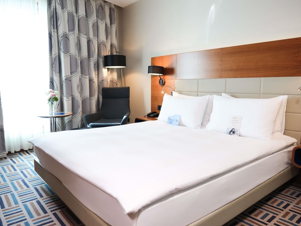 Habitación familiar, 2 camas dobles, accesible para personas con discapacidad del hotel Mövenpick Ankara. Foto 1