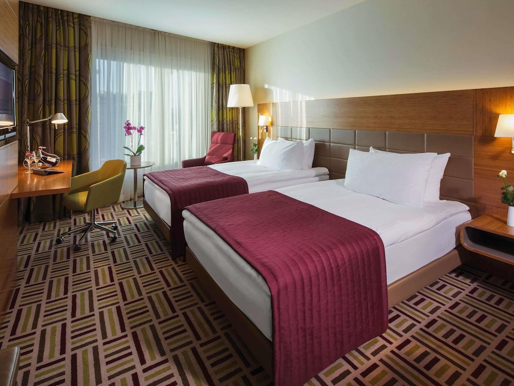 Habitación familiar, 2 camas dobles, accesible para personas con discapacidad del hotel Mövenpick Ankara. Foto 3