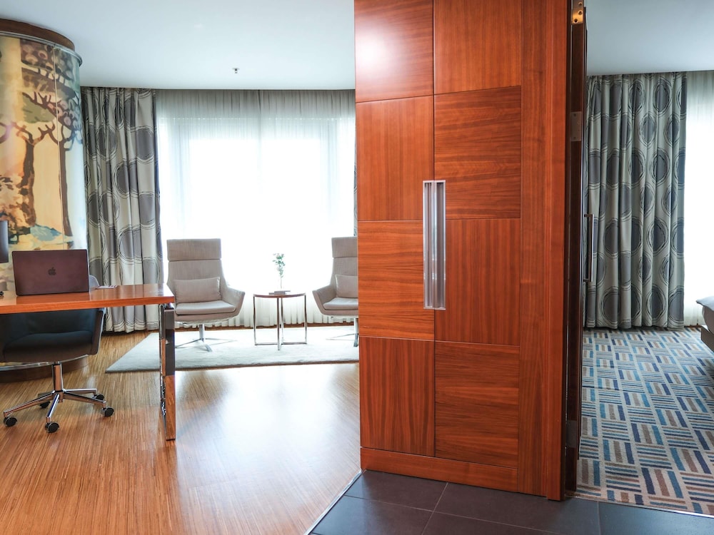 Suite Deluxe, 1 cama de matrimonio grande del hotel Mövenpick Ankara. Foto 3