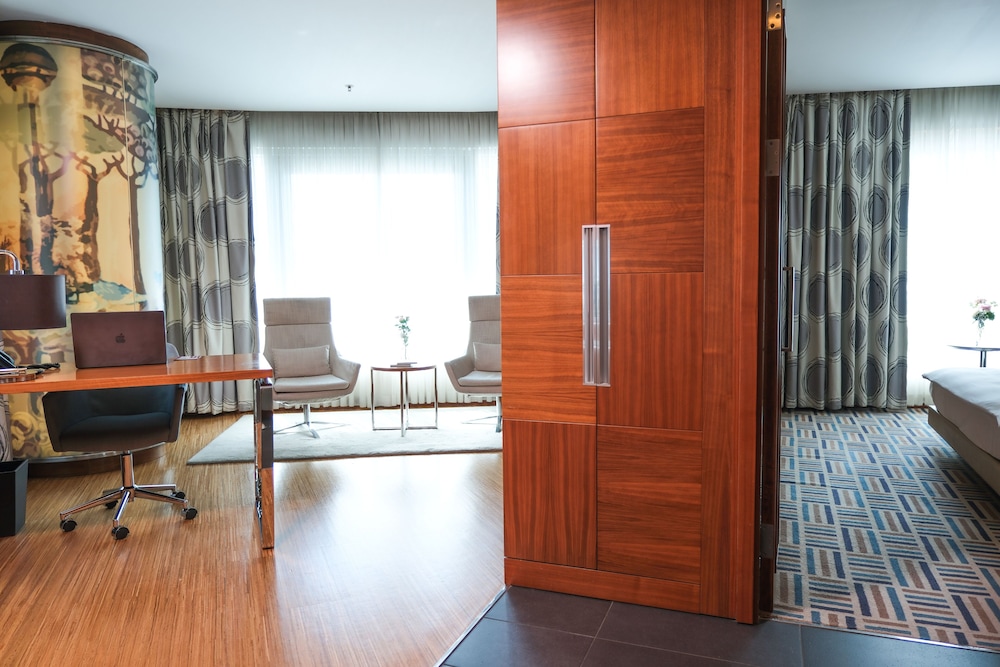 Suite Deluxe, 1 cama de matrimonio grande del hotel Mövenpick Ankara. Foto 8