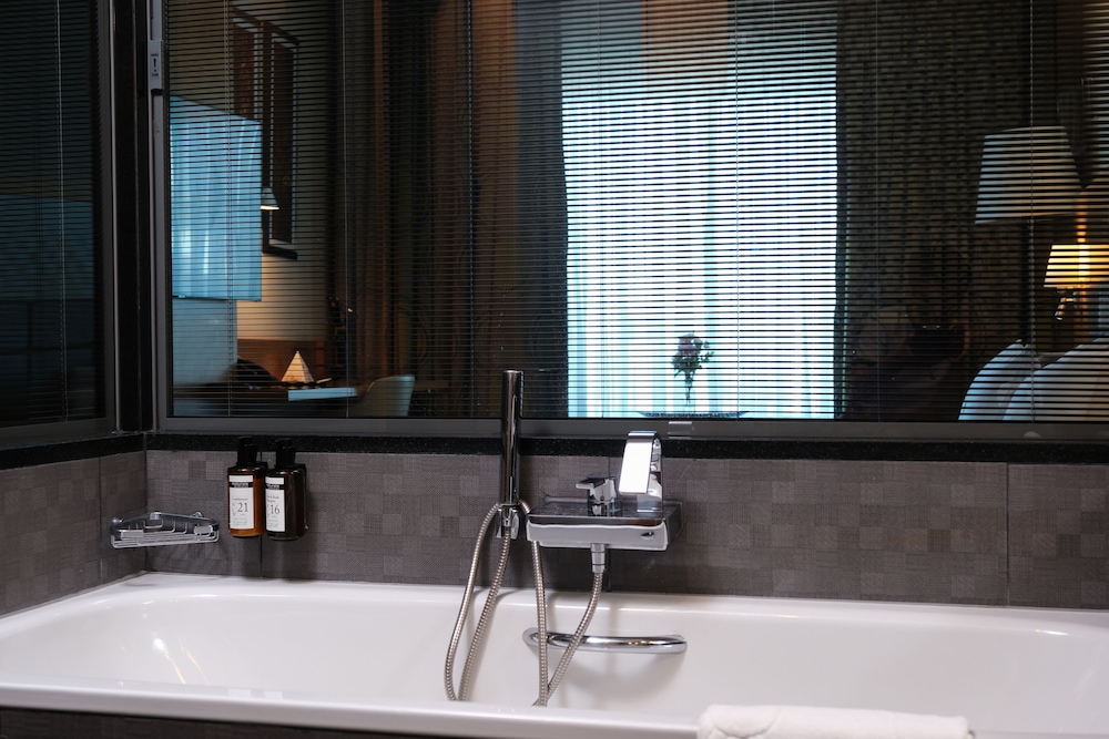 Habitación superior, 1 cama de matrimonio grande del hotel Mövenpick Ankara. Foto 6