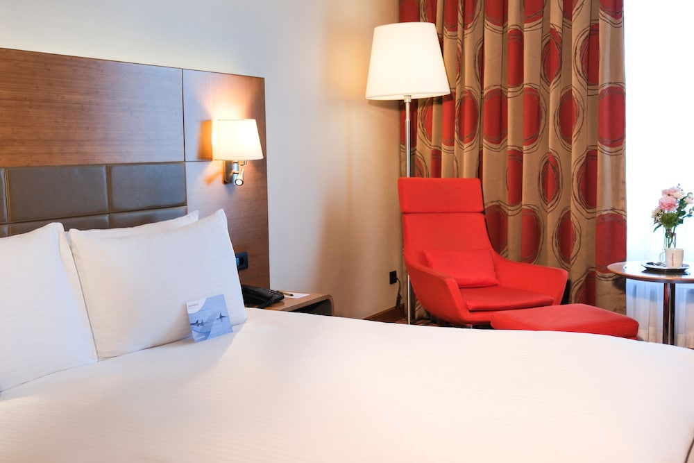 Habitación superior, 1 cama de matrimonio del hotel Mövenpick Ankara. Foto 1