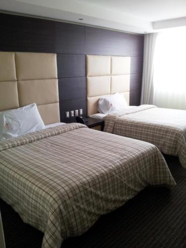 Habitación con 2 camas grandes del hotel Astor